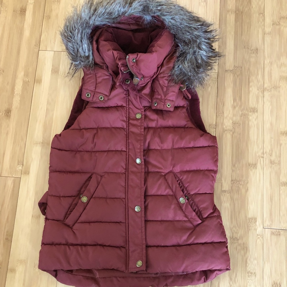Retro Puffer Vest with Detachable Faux Fur Hood